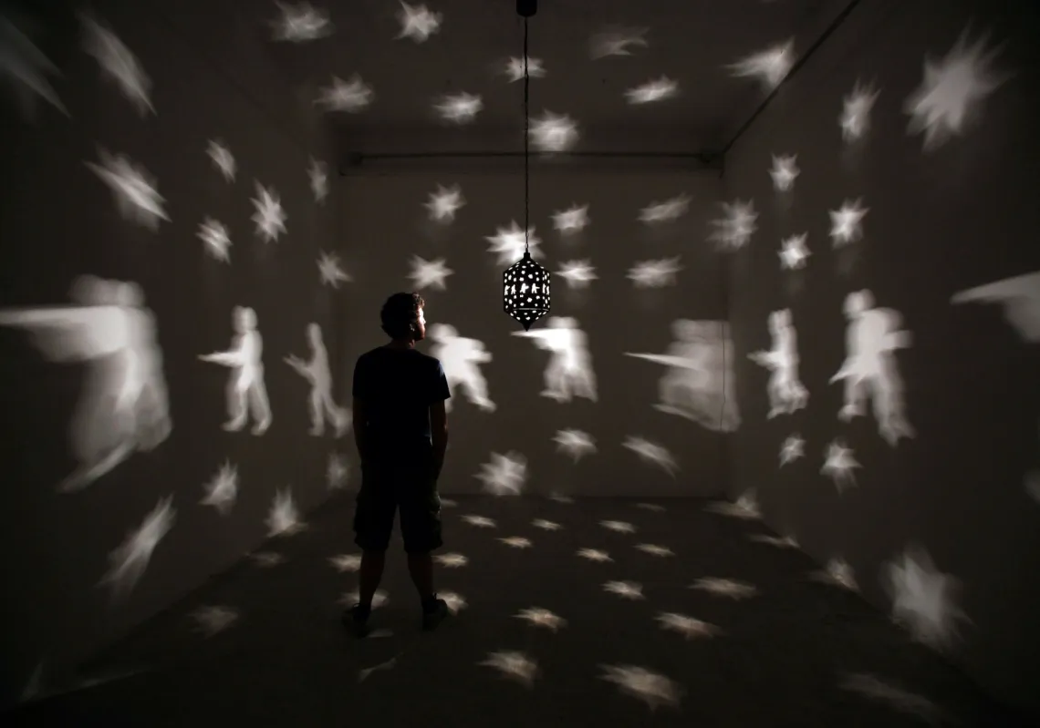 زائرة تتأمل عمل منى حاطوم "مصباح" في إحدى صالات بيروت، 2010