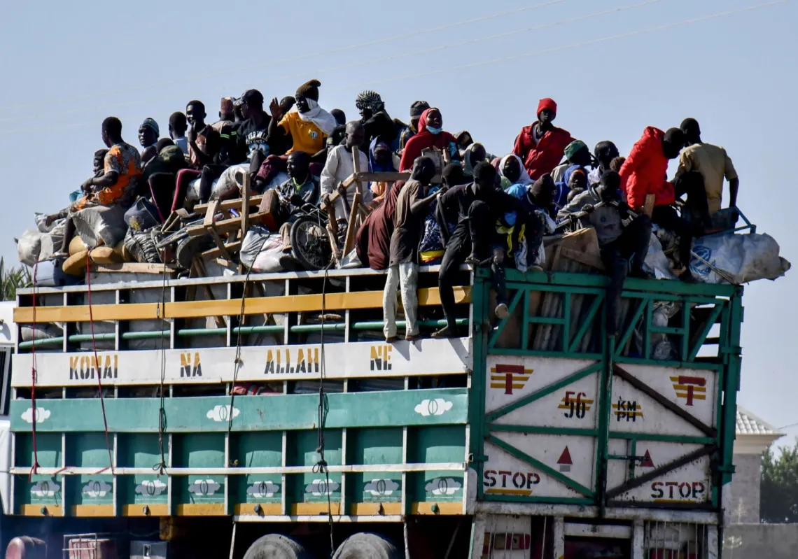 إخلاء نازحين في مايدوجوري لمخيماتهم وهو الموعد المحدد لإغلاق حكومة بورنو النيجيرية لجميع مخيمات النازحين، في مايدوجوري في 30 نوفمبر 2021.