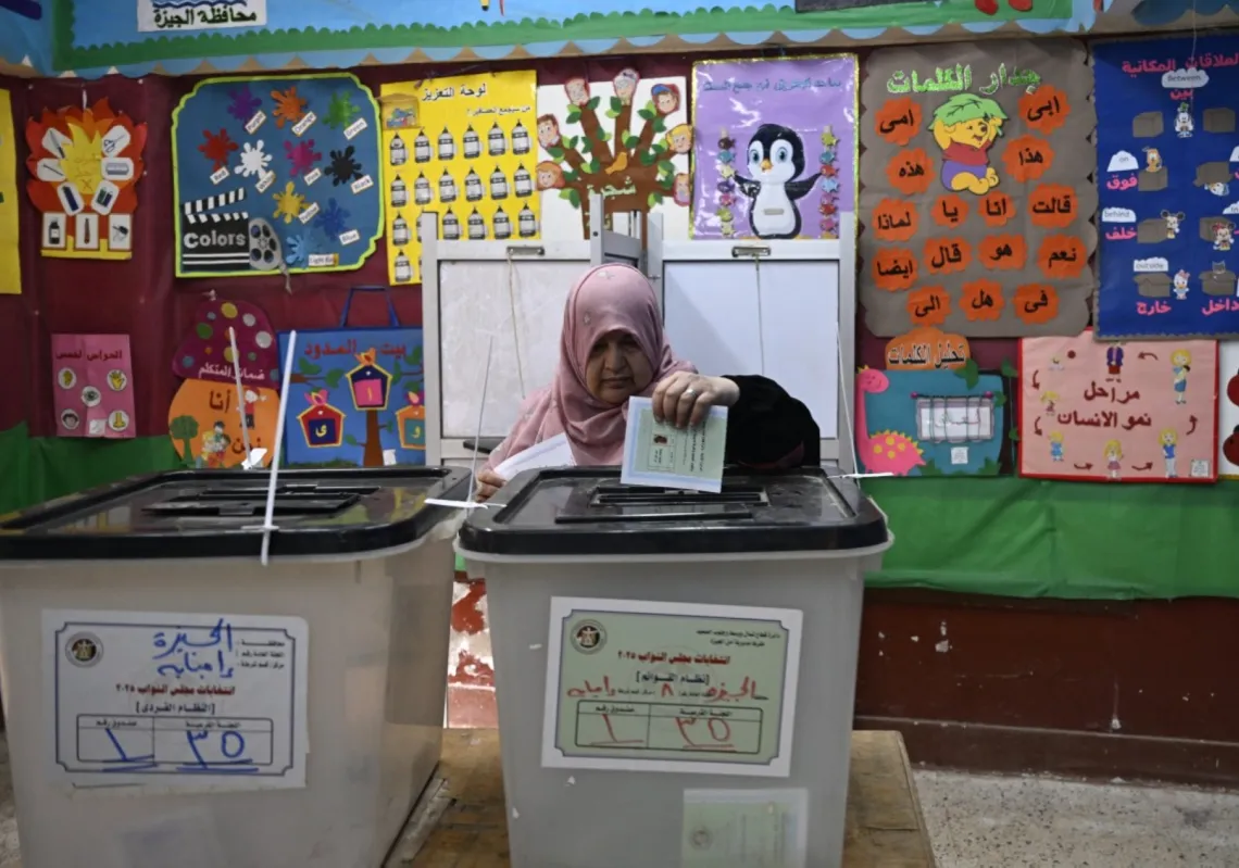 سيدة مصرية تدلي بصوتها في الانتخابات بالقاهرة