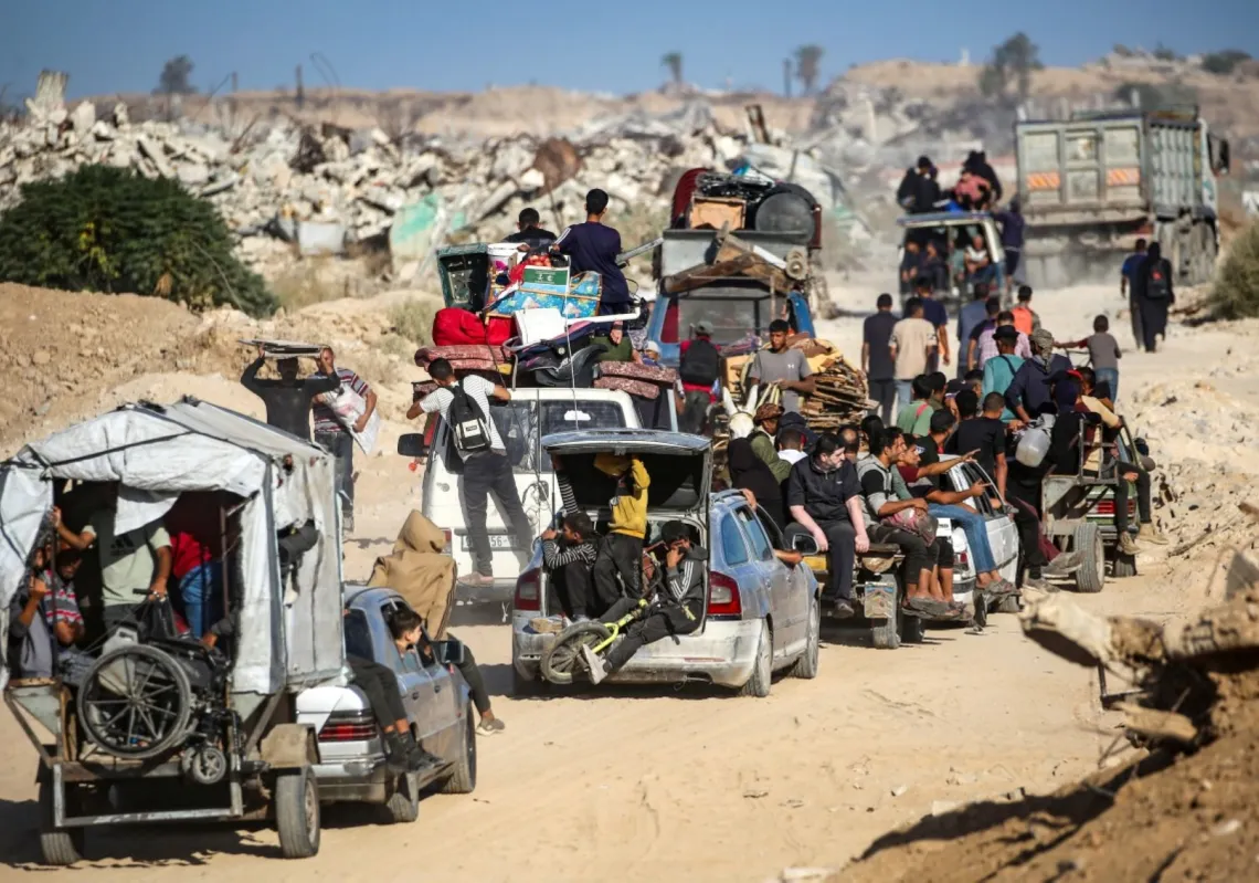 فلسطينيون يتجهون إلى مدينة غزة عبر "ممر نتساريم" من النصيرات وسط قطاع غزة في 11 أكتوبر 2025.