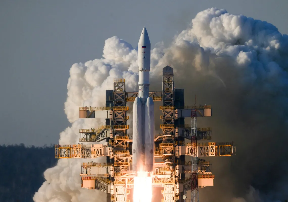 صاروخ ثقيل من طراز أنغارا-A5 ينطلق من منصة الإطلاق في مطار فوستوتشني الفضائي في منطقة أمور