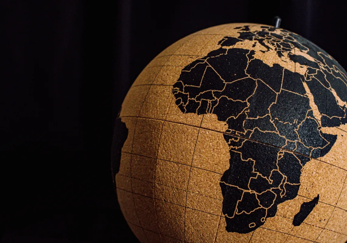 كرة أرضية خشبية تُظهر قارة أفريقيا والدول الأفريقية على خلفية سوداء