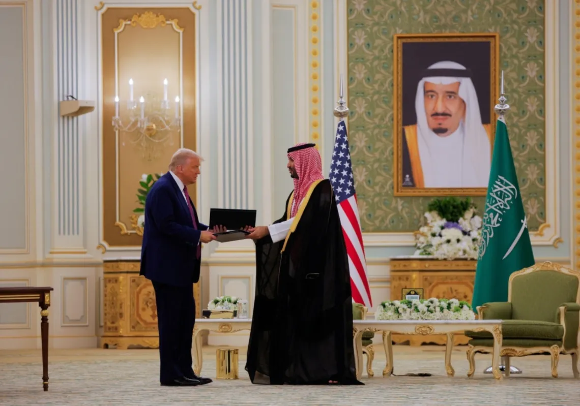 ولي العهد السعودي الامير محمد بن سلمان والرئيس الاميركي دونالد ترمب يتبادلان مذكرات التفاهم اثناء اجتماعهما في الرياض في 13 مايو 