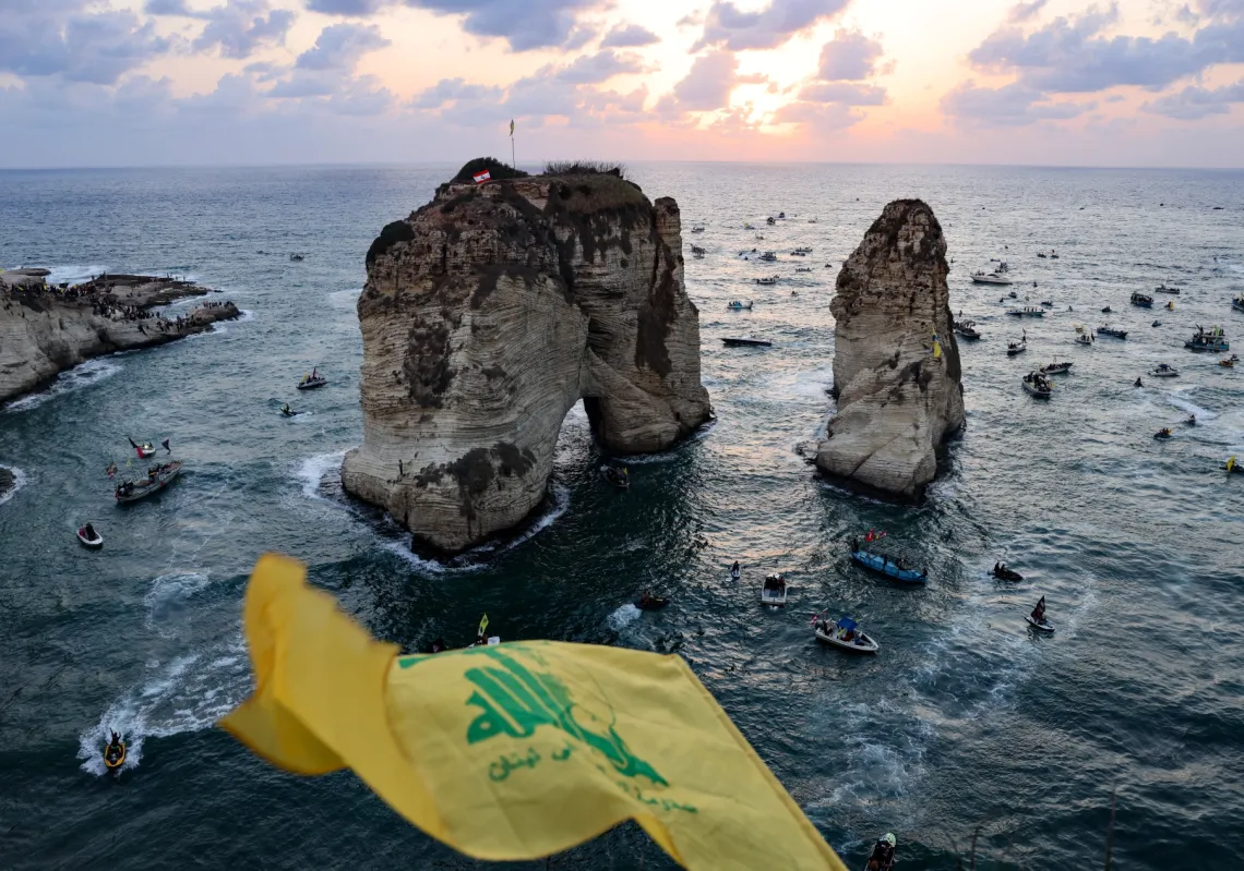 رُفع علم حزب الله على كورنيش البحر، بينما أبحر أنصاره في قوارب صغيرة حول صخرة الروشة، إحياءً للذكرى السنوية الأولى لاغتيال زعيم الحزب، حسن نصر الله، في بيروت في 25 سبتمبر