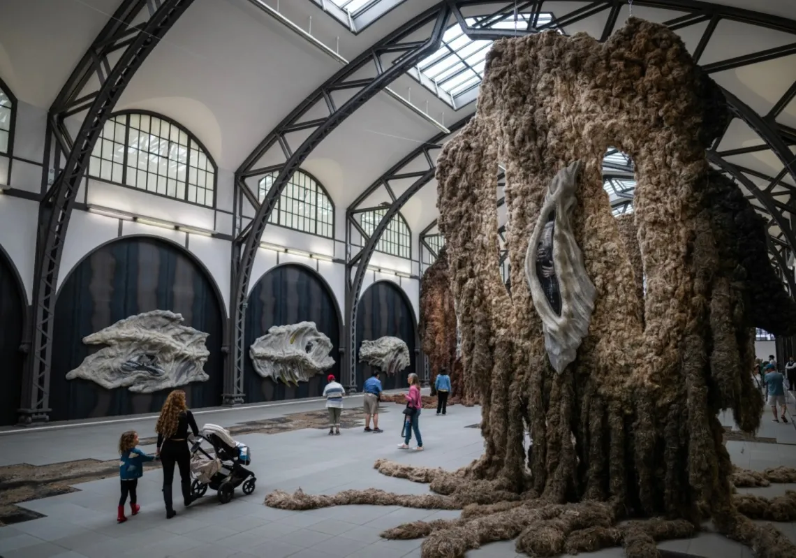 منظر عام لتركيب "Embrace" للفنانة التشيكية كلارا هوسنيدلوفا في القاعة الرئيسة لمتحف "هامبورغر بانهوف" في برلين