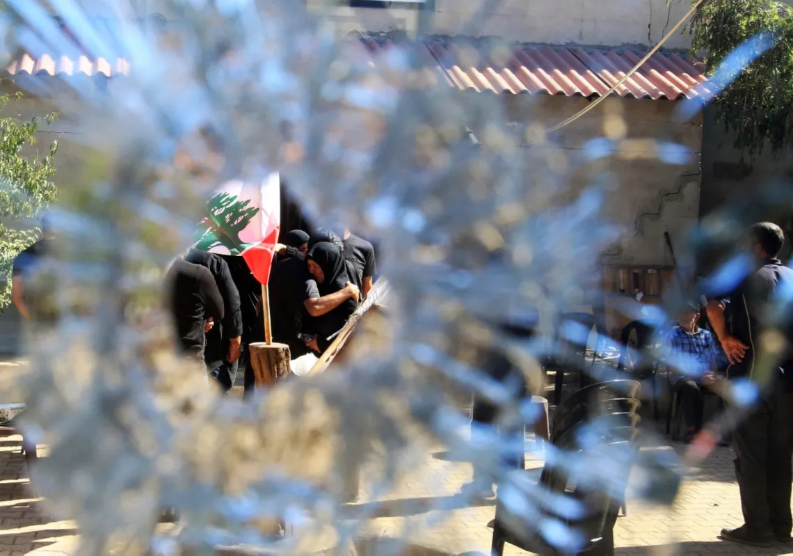 تجمع الناس خارج مبنى البلدية في قرية بليدا الحدودية جنوب لبنان، في أعقاب غارة للجيش الإسرائيلي على القرية، في 30 أكتوبر 2025