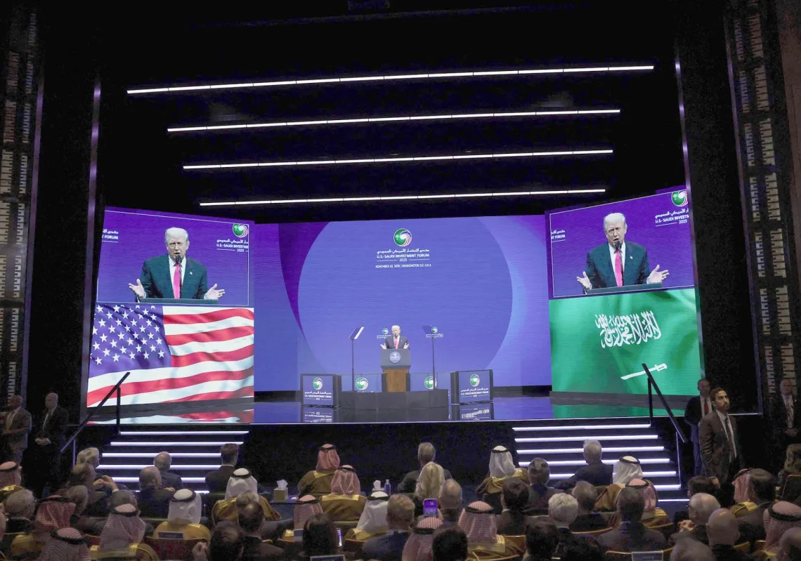 الرئيس الأميركي دونالد ترمب يلقي كلمة خلال منتدى الاستثمار الأميركي-السعودي في مركز كينيدي للفنون في واشنطن، 19 نوفمبر 2025