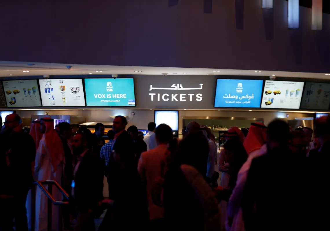 سعوديون يتجمعون عند شباك التذاكر خلال افتتاح صالة سينما في مجمع "الرياض بارك" في الرياض