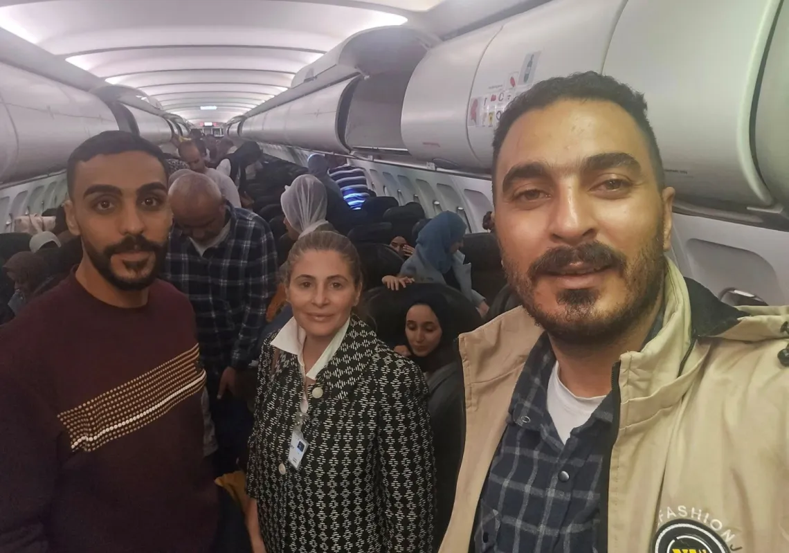 
حنان جرار، السفيرة الفلسطينية لدى جنوب أفريقيا، تبتسم لالتقاط صورة لها على متن طائرة في مكان مُعلن أنه جوهانسبرغ، جنوب أفريقيا، في هذه الصورة المنشورة بتاريخ 13 نوفمبر