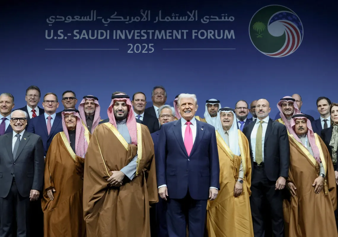 صورة للرئيس الأميركي دونالد ترمب مع ولي العهد السعودي الأمير محمد بن سلمان وجمع من الوزراء والمسؤولين الكبار من حضور منتدى الاستثمار الأميركي-السعودي في واشنطن، 19 نوفمبر 2025.