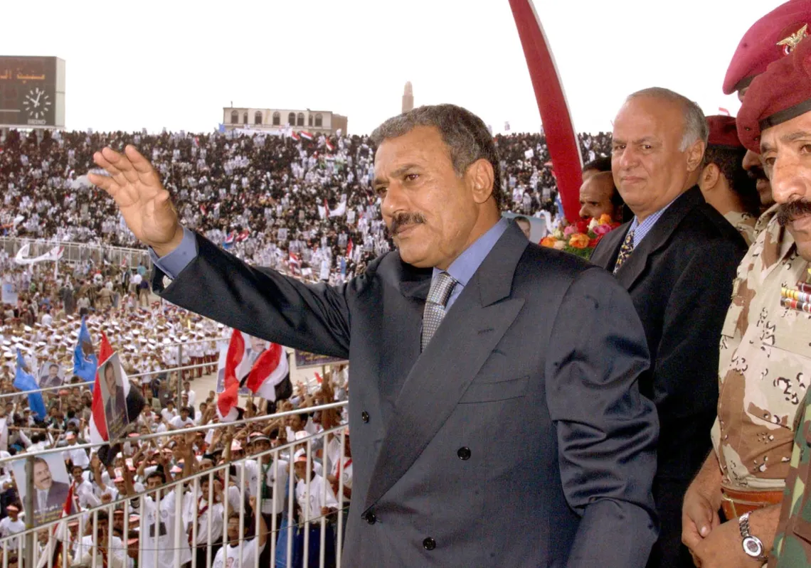 الرئيس اليمني السابق علي عبد الله صالح يحيي مؤيديه في العاصمة صنعاء في 22 سبتمبر 1999 