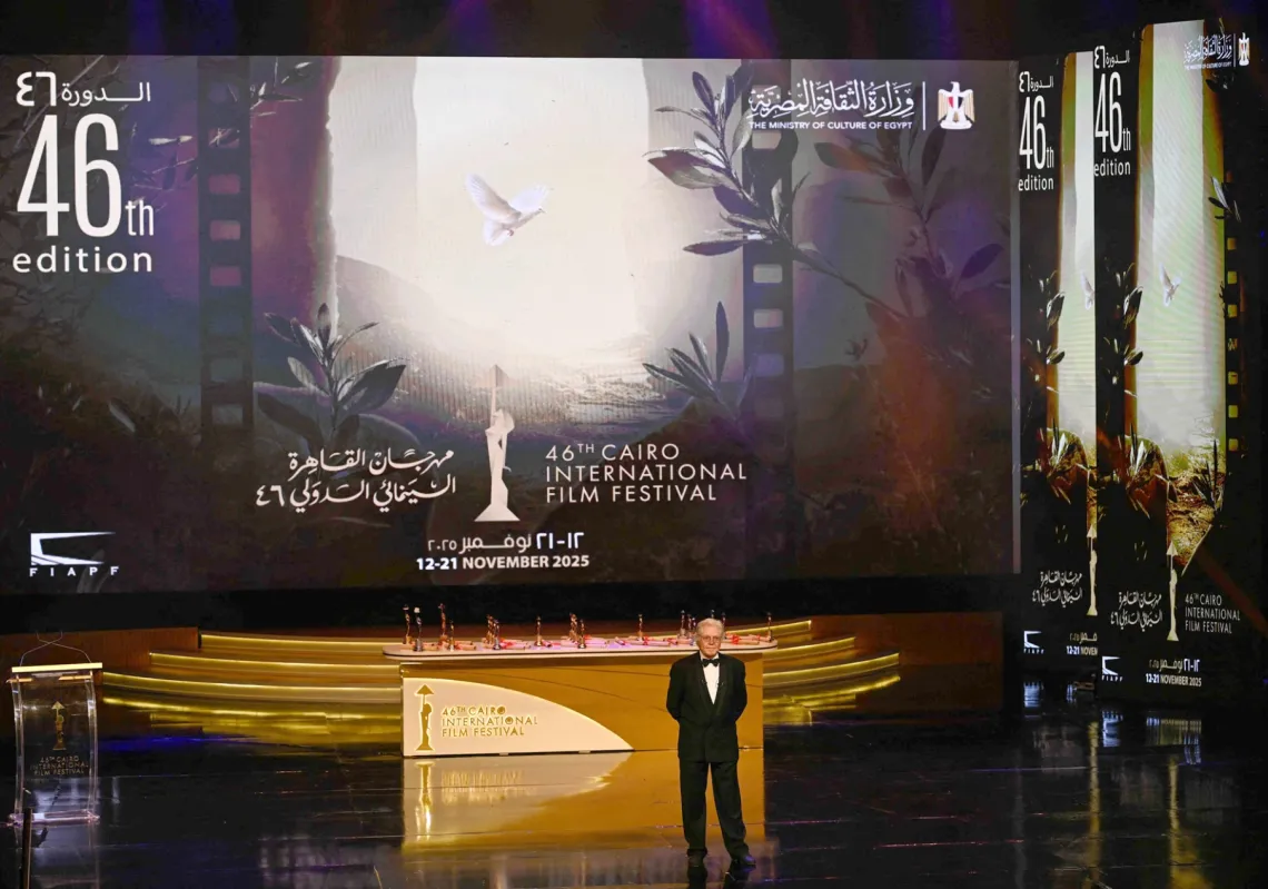 الممثل المصري ورئيس مهرجان القاهرة السينمائي حسين فهمي خلال حفل الختام للدورة الـ46 في القاهرة، 21 نوفمبر 2025