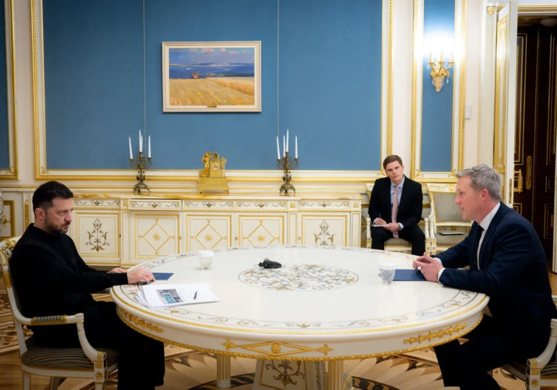 Ukraine's President Volodymyr Zelensky (L) looks on during a meeting with US Secretary of the Army Daniel Driscoll in Kyiv, amid the Russian invasion of Ukraine on 20 November 2025.