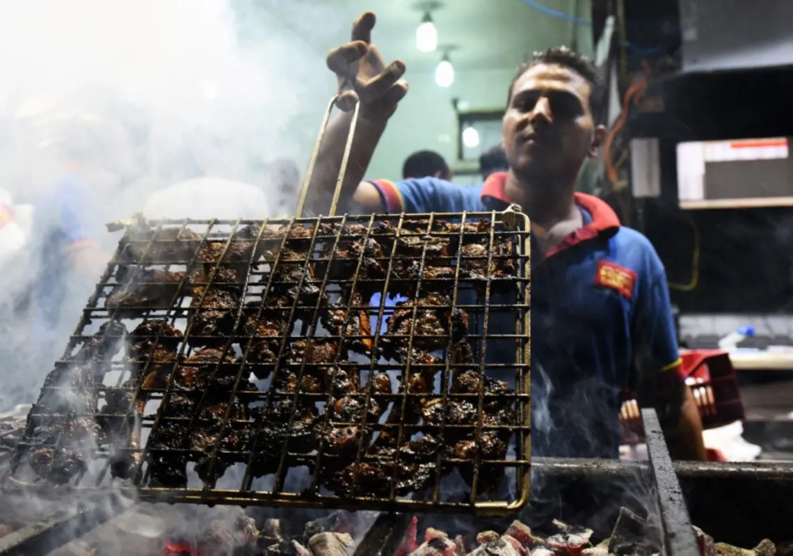 طاهٍ مصري يجهّز اللحم في مطعم "كابر صبحي" في ضاحية شبرا شمال القاهرة
