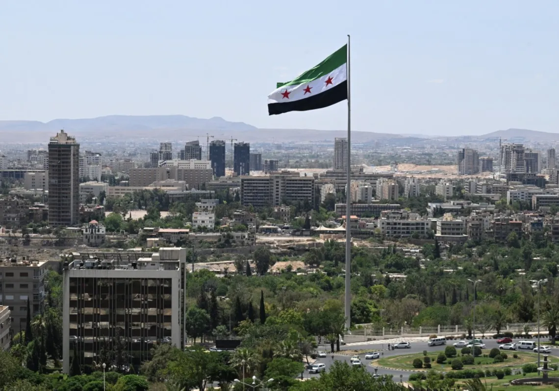 علم سوري كبير يرفرف فوق حديقة تشرين بدمشق في 4 يونيو 2025