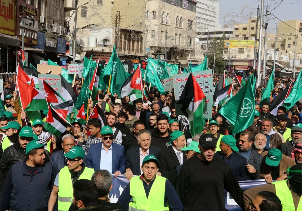متظاهرون في العاصمة الأردنية عمان يرفعون علمي الأردن وفلسطين بالإضافة إلى أعلام &quot;الإخوان المسلمين&quot;، حيث يتجمعون دعماً لغزة في 27 يناير 2023