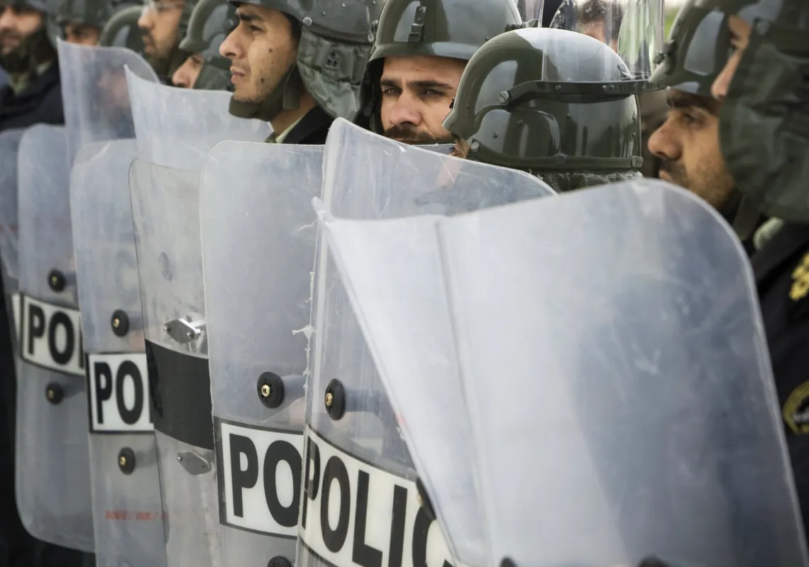  أفراد من القوات الخاصة التابعة للشرطة الإيرانية أثناء مناورة في ساحة آزادي (الحرية) في طهران في 15 نوفمبر 2008.