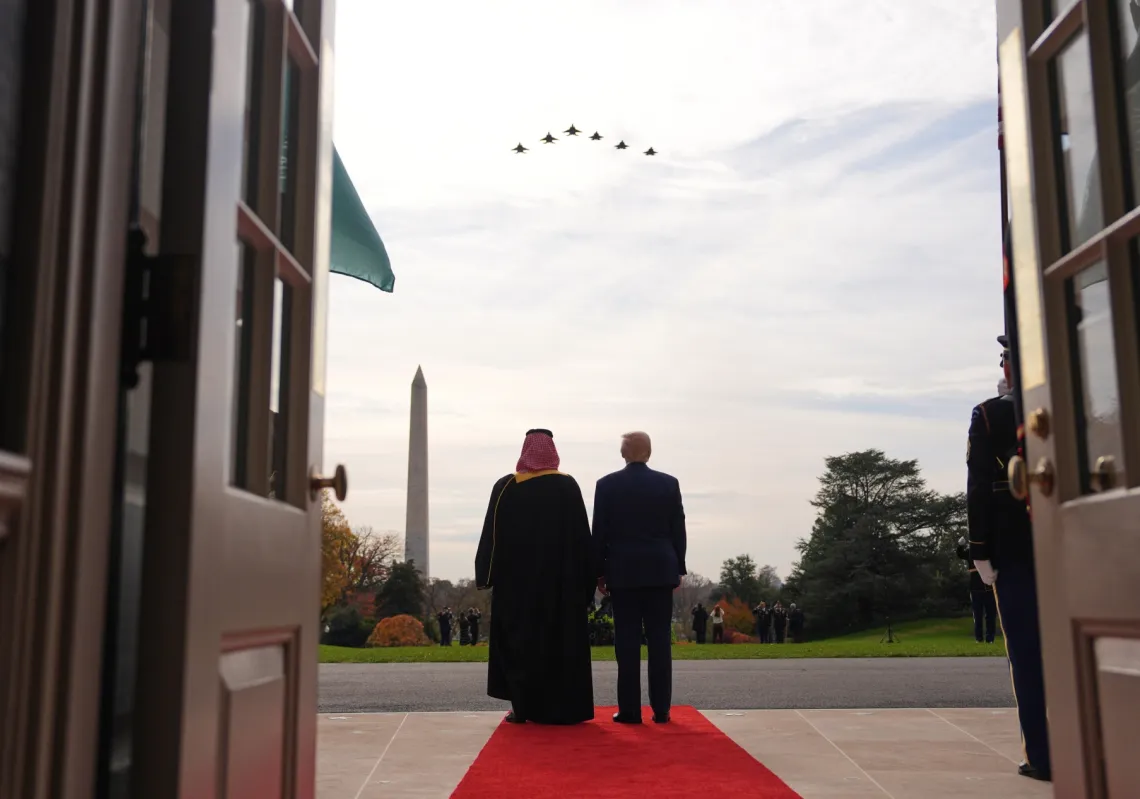 ولي العهد السعودي الأمير محمد بن سلمان والرئيس دونالد ترمب يشاهدان سربًا من طائرات إف-35 وإف-15 خلال حفل استقبال في الحديقة الجنوبية للبيت الأبيض، واشنطن في 18 نوفمبر 2025.