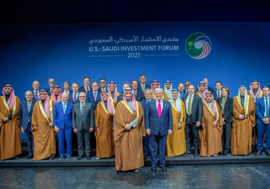 ولي العهد السعودي الأمير محمد بن سلمان والرئيس الأميركي دونالد ترمب في صورة عائلية خلال منتدى الاستثمار السعودي الأميركي في واشنطن العاصمة. في 19 نوفمبر 2025.