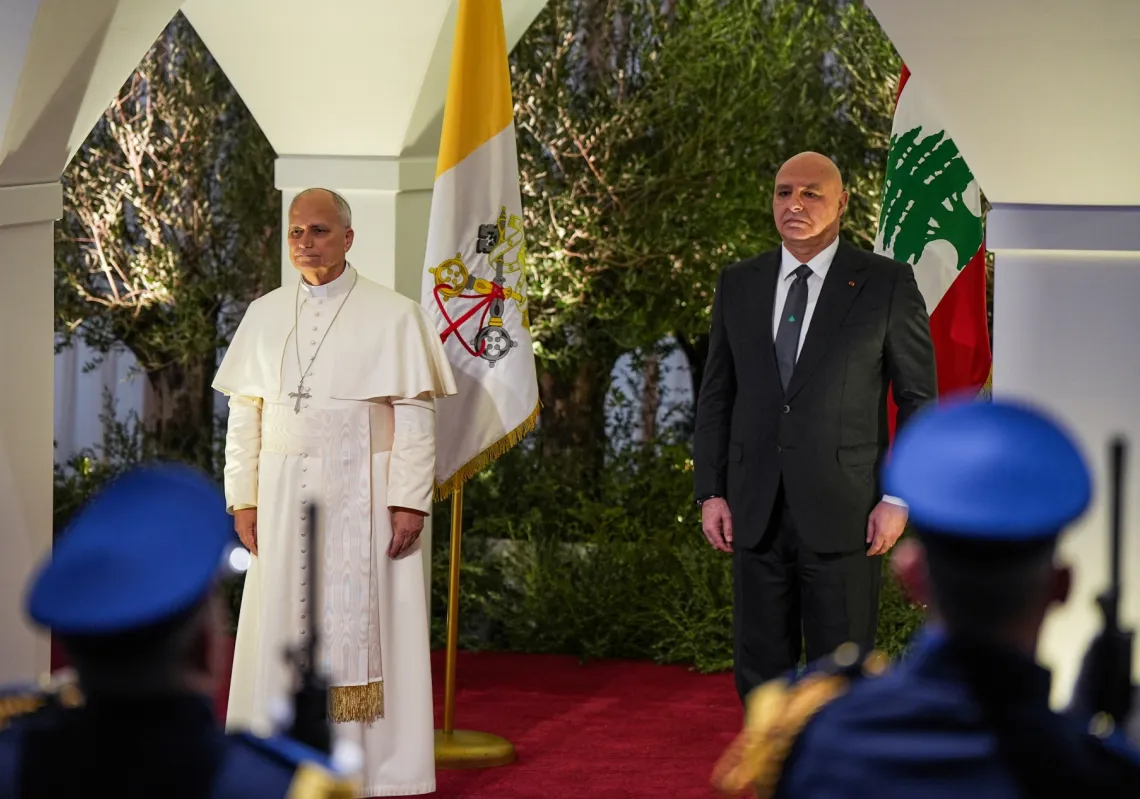 
الرئيس اللبناني جوزيف عون يستقبل البابا ليو الرابع عشر لدى وصوله إلى مطار رفيق الحريري الدولي، خلال رحلته الرسولية الأولى، في بيروت، لبنان، 30 نوفمبر 2025