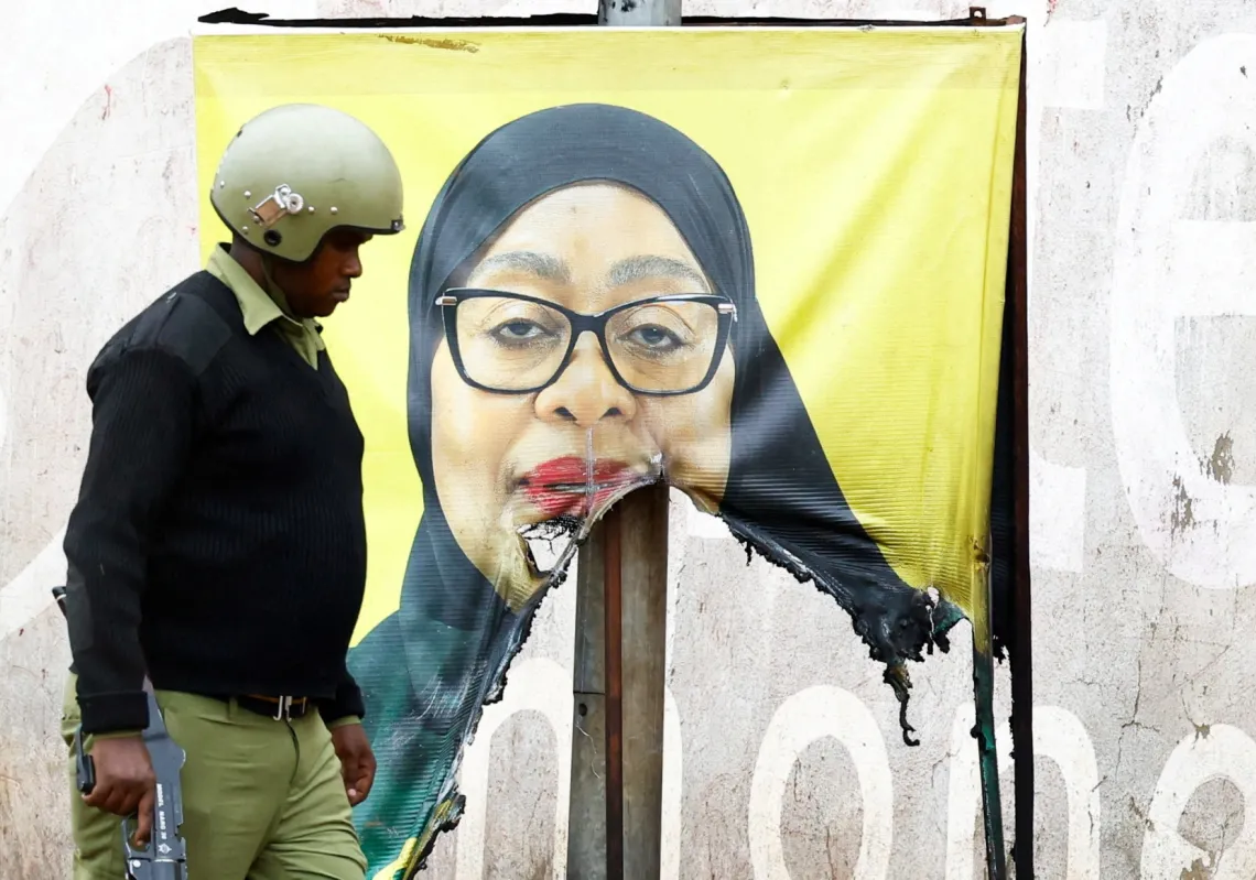 ملصق لحملة انتخابية للرئيسة سامية سولوحو حسن تعرض للتخريب، خلال احتجاجات بعد يوم من الانتخابات العامة التي شابتها مظاهرات عنيفة بسبب استبعاد اثنين من أبرز مرشحي المعارضة عند معبر نامانجا الحدودي بين كينيا وتنزانيا، في 30 أكتوبر