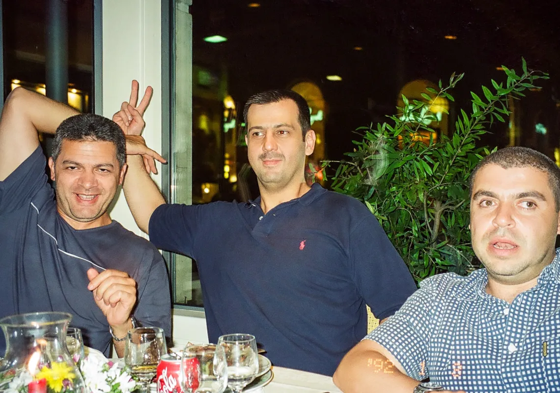 ماهر الأسد وصديقان له في مطعم في دمشق