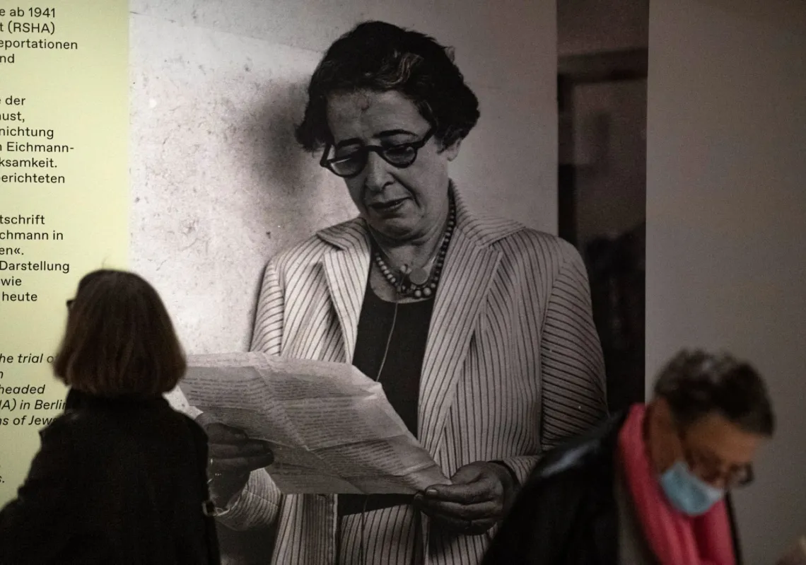 زائر يقف بجانب صورة حنّة أرندت خلال معرض "حنّة أرندت والقرن العشرون" في المتحف التاريخي الألماني ببرلين، 6 مايو 2020