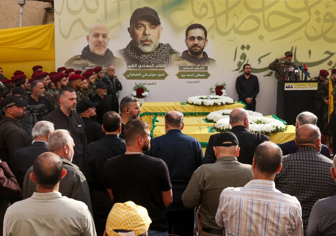 خلال تشييع جثمان هيثم علي الطباطبائي، المسؤول العسكري الأعلى في حزب الله، وآخرين قُتلوا في غارة جوية إسرائيلية يوم الأحد، في الضاحية الجنوبية لبيروت، لبنان، 24 نوفمبر 2025