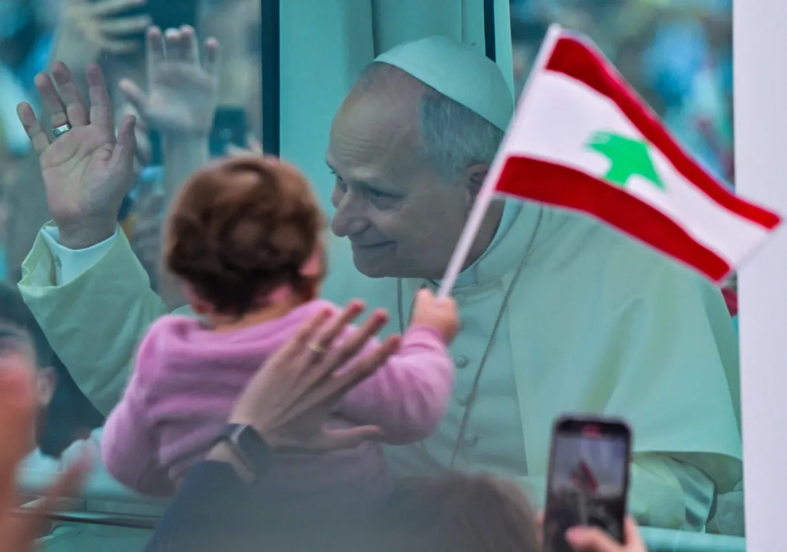 البابا ليو الرابع عشر يلوّح للمؤمنين لدى وصوله بسيارته البابوية لحضور قداس على الواجهة البحرية لبيروت في 2 ديسمبر 2025.