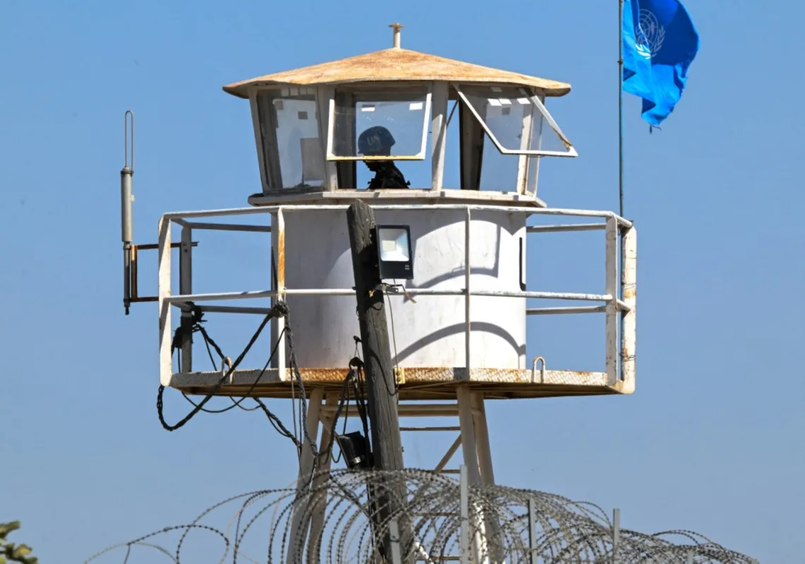 جندي من قوة الأمم المتحدة لمراقبة فض الاشتباك (UNDOF) يقف حارسًا في نقطة مراقبة في مدينة القنيطرة بالقرب من الحدود مع مرتفعات الجولان التي ضمتها إسرائيل في جنوب سوريا في 21 سبتمبر 2025