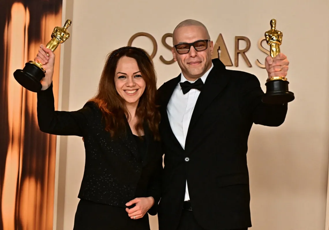 المخرجة ورسّامة الرسوم المتحركة الإيرانية شيرين سوهاني وزميلها حسين ملایيمي يحملان أوسكار أفضل فيلم قصير للرسوم المتحركة عن" في ظلال السرو" في هوليوود، 2 مارس 2025