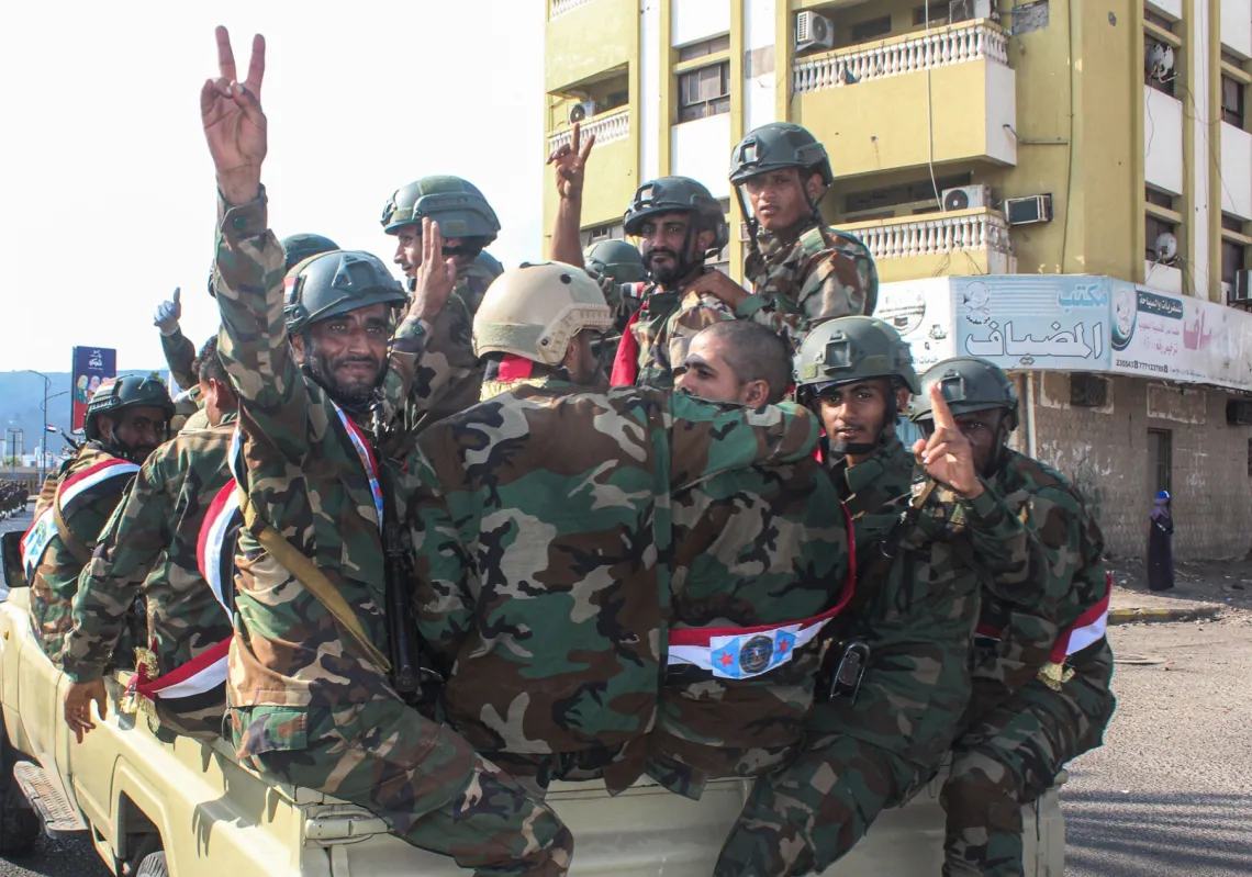 جنود يمنيون يرفعون علامة النصر في عدن احتفالا بعيد الاستقلال في 30 نوفمبر 