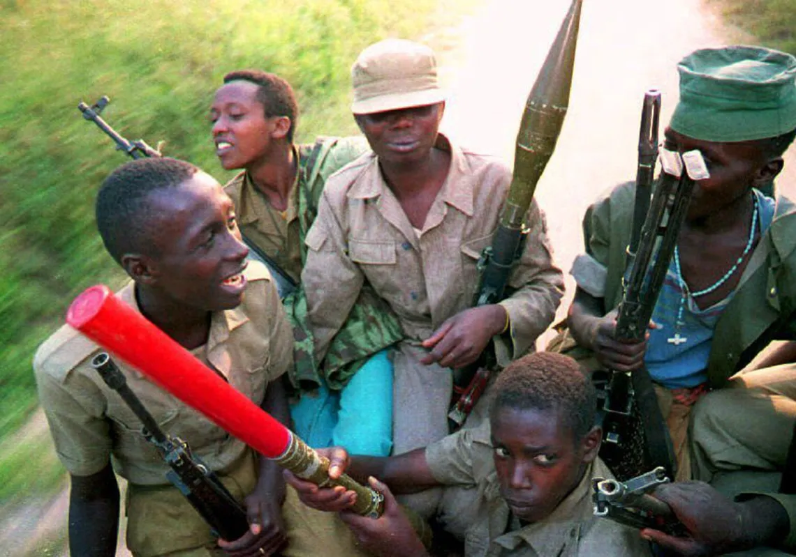 مقاتلو الجبهة الوطنية الرواندية يتوجهون إلى خط المواجهة في 13 فبراير 1993، حيث يقاتلون القوات الحكومية منذ خمسة أيام.