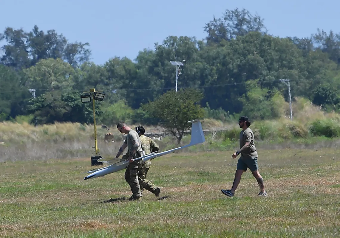 جنود مشاة البحرية الأميركية يحملون طائرة بدون طيار في معسكر مؤقت خلال التدريب العسكري المشترك السنوي بين الولايات المتحدة والفلبين
