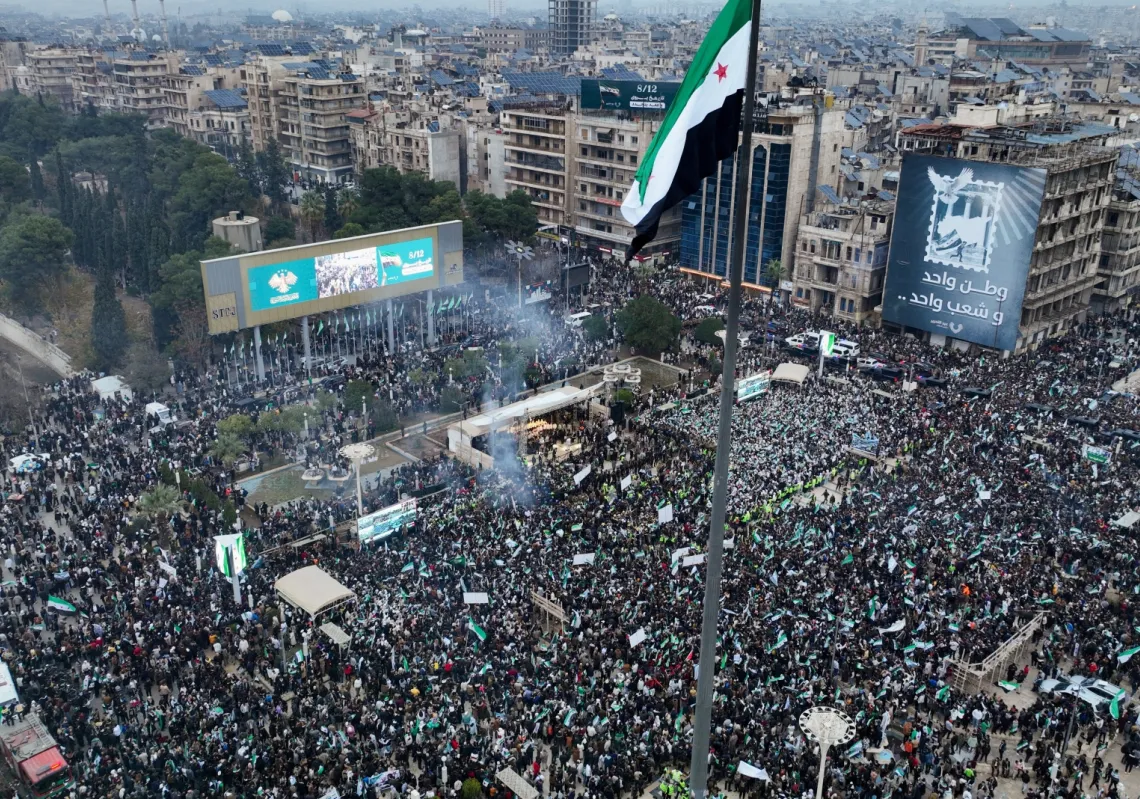 سوريون يحتشدون وسط مدينة حلب شمال البلاد، في الذكرى السنوية الأولى لسقوط بشار الأسد في 8 ديسمبر/كانون الاول.