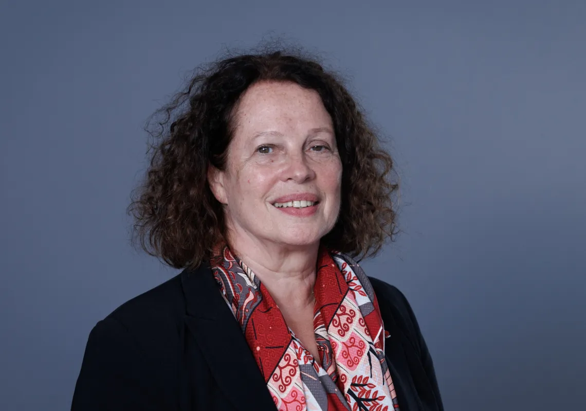 الدبلوماسية الفرنسية السابقة سيلفي برمان خلال جلسة تصوير في باريس، 26 أغسطس 2024