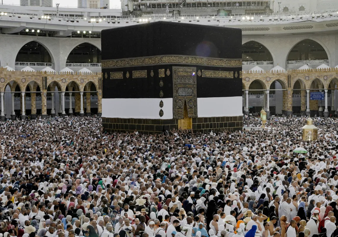 حجاج يطوفون حول الكعبة المشرفة يؤدون العمرة في 19 يونيو 2023