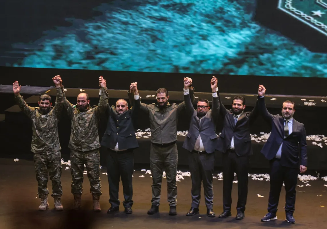  الرئيس السوري أحمد الشرع يتوسط كبار القادة العسكريين والسياسيين بعد القائه خطابه في الذكرى السنوية الاولى لسقوط نظام الاسد في 8 ديسمبر 2025