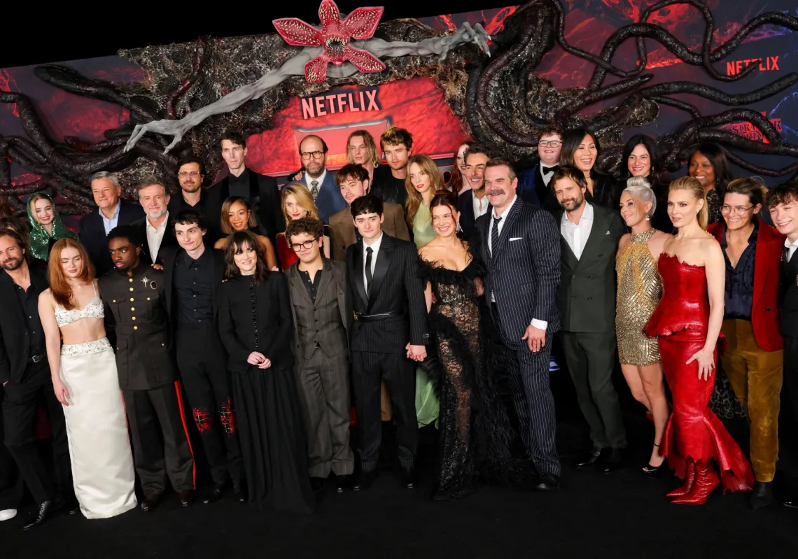 أعضاء فريق مسلسل «Stranger Things» وصانعاه مات وروس دافر خلال العرض الأول للموسم الأخير في مسرح TCL الصيني بلوس أنجليس، 6 نوفمبر 2025