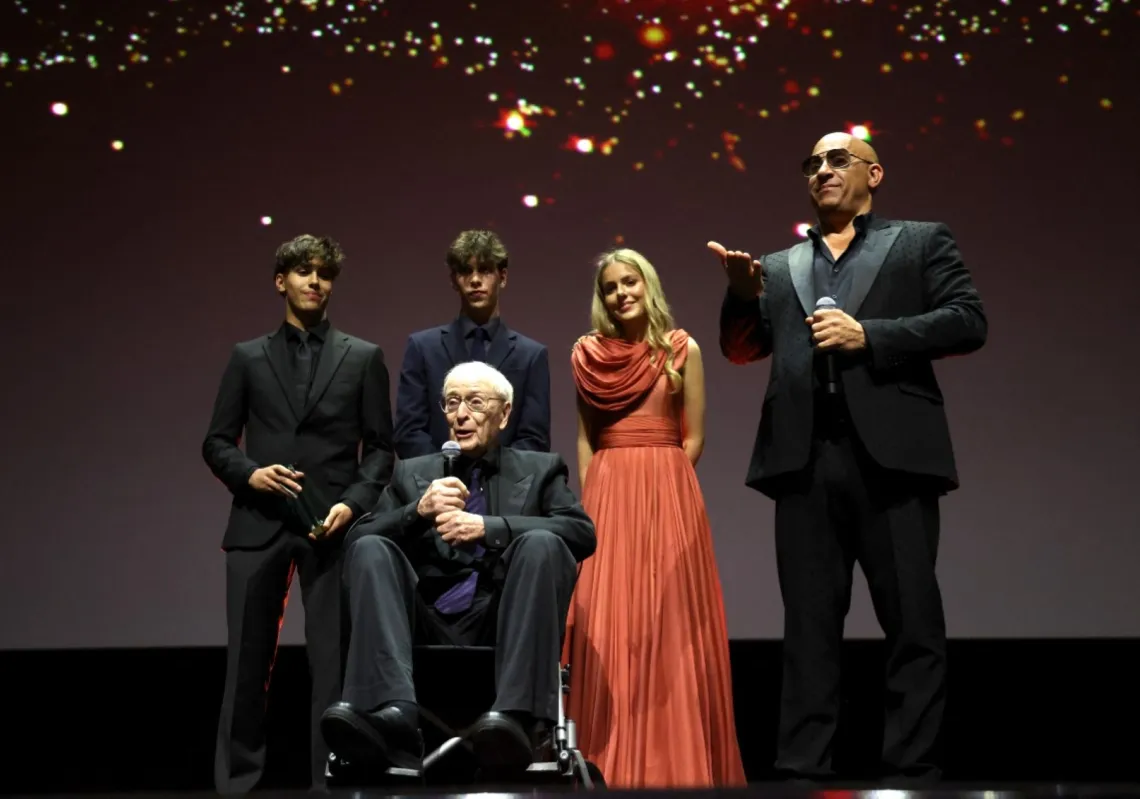 الممثل الأميركي فين ديزل (يمين) والبريطاني مايكل كين يتحدثان على المسرح خلال حفل افتتاح الدورة الخامسة من مهرجان البحر الأحمر السينمائي في جدة، 4 ديسمبر 2025