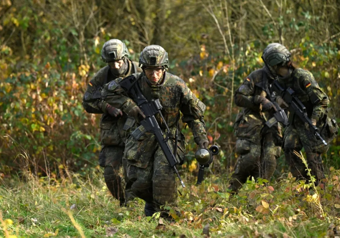 
يشارك المجندون في تدريب على تدمير الدبابات في الميدان في ثكنات وستفالن-كاسرن التابعة للقوات المسلحة الألمانية (البوندسفير) في مدينة آهلن، غرب ألمانيا، خلال يوم إعلامي حول التدريب الأساسي لمجندي البوندسفير، في 13 نوفمبر 2025