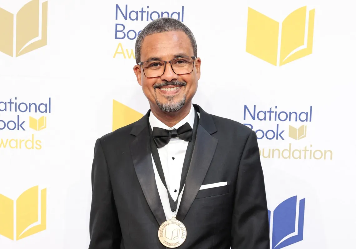 دافيد ديوب يحضر حفل جوائز الكتاب الوطني الـ74 في نيويورك، 15 نوفمبر 2023