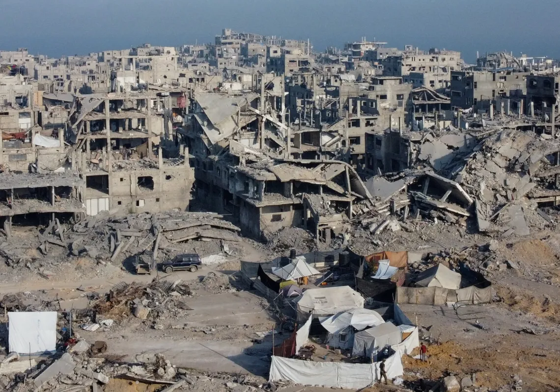 صورة جوية لخيام نازحين قرب مبانٍ مدمرة في غزة بعد انسحاب القوات الإسرائيلية، أكتوبر 2025