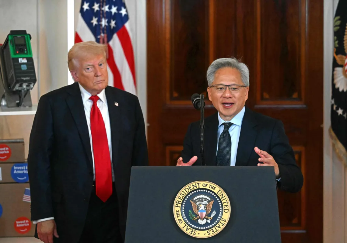 جين سون هوانغ، الرئيس التنفيذي لشركة "إنفيديا" (يمين)، إلى جانب الرئيس الأميركي دونالد ترمب في البيت الأبيض بواشنطن العاصمة
