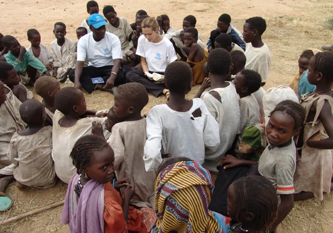 سفيرة الامم المتحدة للنوايا الحسنة الممثلة الاميركية انجلينا جولي مع اطفال نازحين في غرب دارفور في صورة تعود الى 28 اكتوبر 2004  