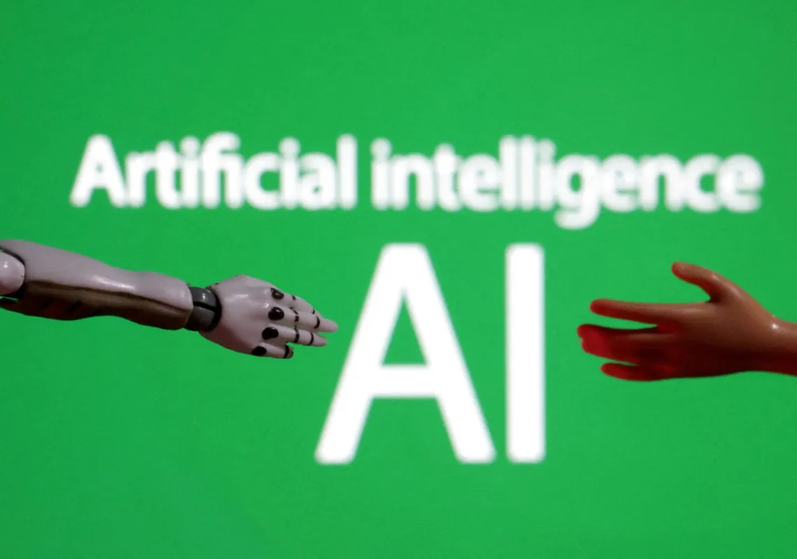 روبوت يصافح مجسم إنساني، في 17 ديسمبر 2023