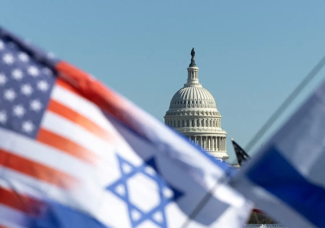 رُفعت أعلام إسرائيل والولايات المتحدة بالقرب من مبنى الكابيتول الأميركي خلال مسيرة دعماً لإسرائيل واحتجاجاً على معاداة السامية في ناشونال مول بواشنطن، في 14 نوفمبر 2023.