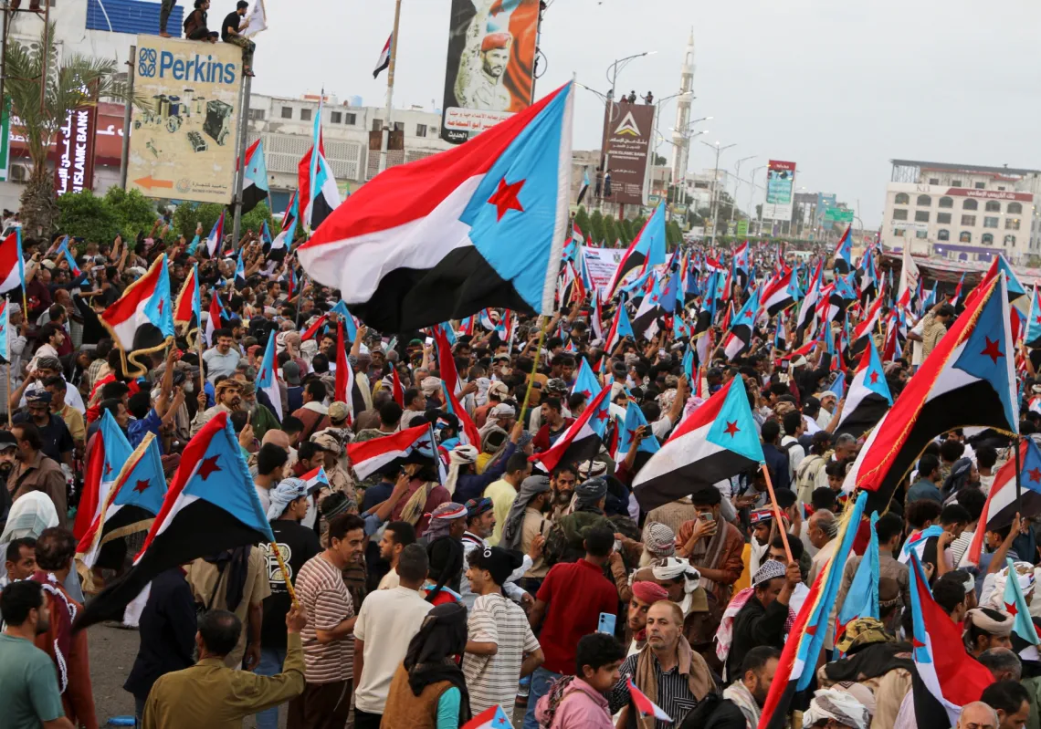  حشد من الناس في مسيرة نظمها المجلس الانتقالي الجنوبي في عدن، اليمن، في 21 ديسمبر 2025