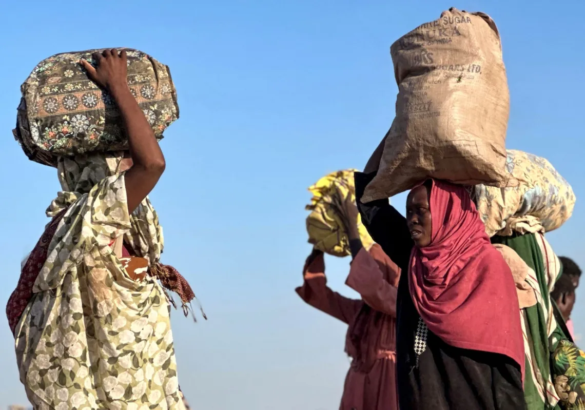 نازحون سودانيون فروا من الفاشر بعد سقوطها في أيدي قوات الدعم السريع، إلى بلدة طويلة في إقليم دارفور غربي السودان الذي مزقته الحرب في 28 أكتوبر 2025