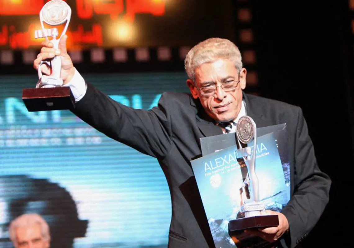 المخرج المصري داود عبد السيد يحمل جائزتي تنويه خاص عن فيلميه "مواطن ومخبر وحرامي" و"أرض الخوف" خلال حفل افتتاح مهرجان الإسكندرية لدول حوض البحر المتوسط في مدينة الإسكندرية، 14 سبتمبر 2010